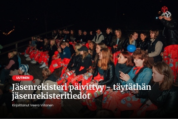 Parkulaisia katsomassa fuksiaisten esitystä, kuvassa uutisotsikko "Jäsenrekisteri päivittyy - täytäthän jäsenrekisteritiedot", kirjoittanut Veera Viitanen